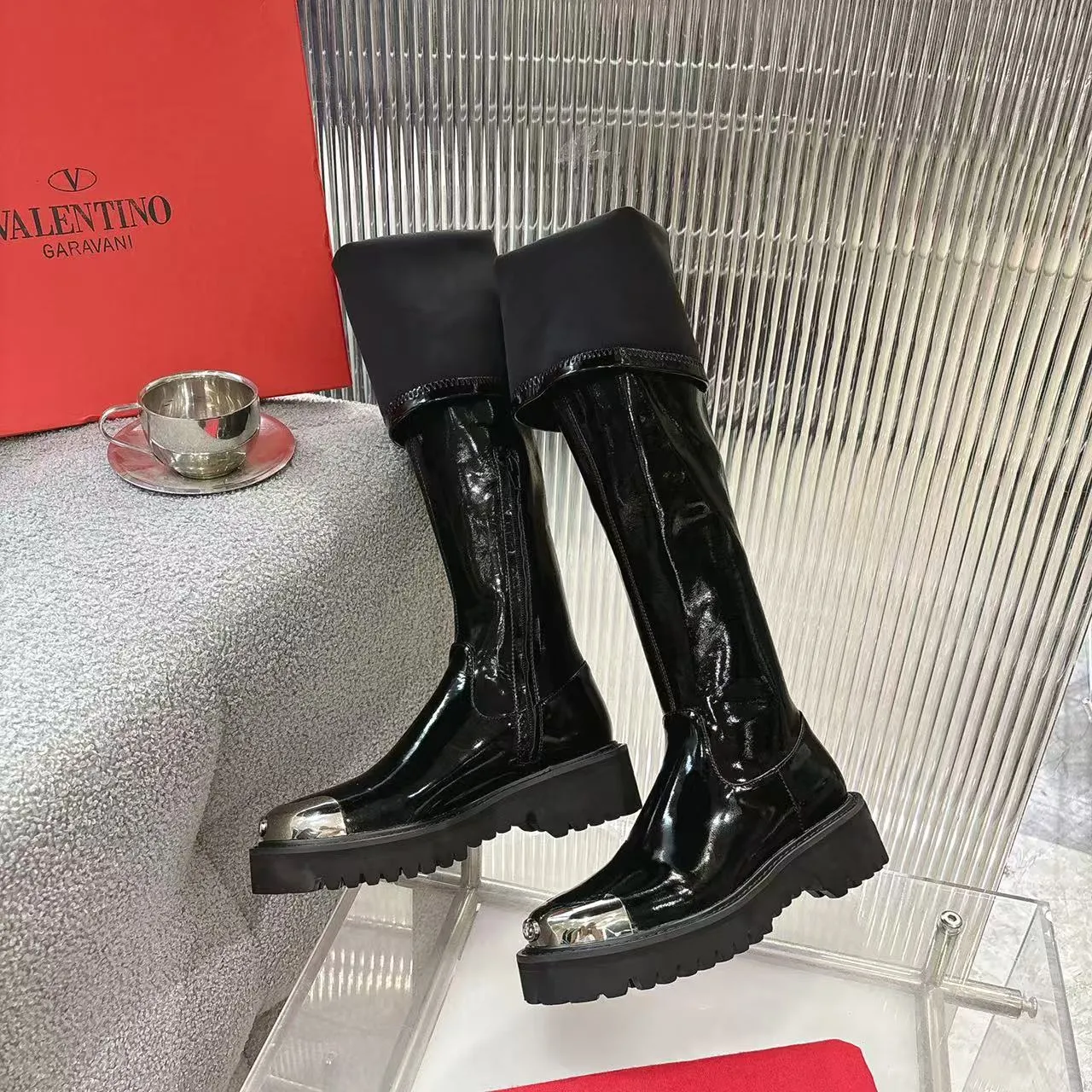 👟👟Ex-factory price 740👟👟 2026𝑉𝐴𝐿𝐸𝑁𝑇𝐼𝑁𝑂 Valentino ♡ͥ | 💫Purchase level🔍 Classic Valentino’s special textured hardware brings out a full sense of luxury After putting it on my feet, I was shocked that my feet looked slimmer! The new season lives up to expectations! Worth buying ❥The original method is absolutely sentimental ❥Elegant style creates a different feeling🙈 Simple temperament style!  ♡ show bdetails ———————————— ⊿▸: Code number | 35-40 (41. Customized) ⊿▸: Material | Patent leather + stretch patent leather ⊿▸: Lining | Sheepskin ⊿▸: Code number 35-40 (41. Customized)
